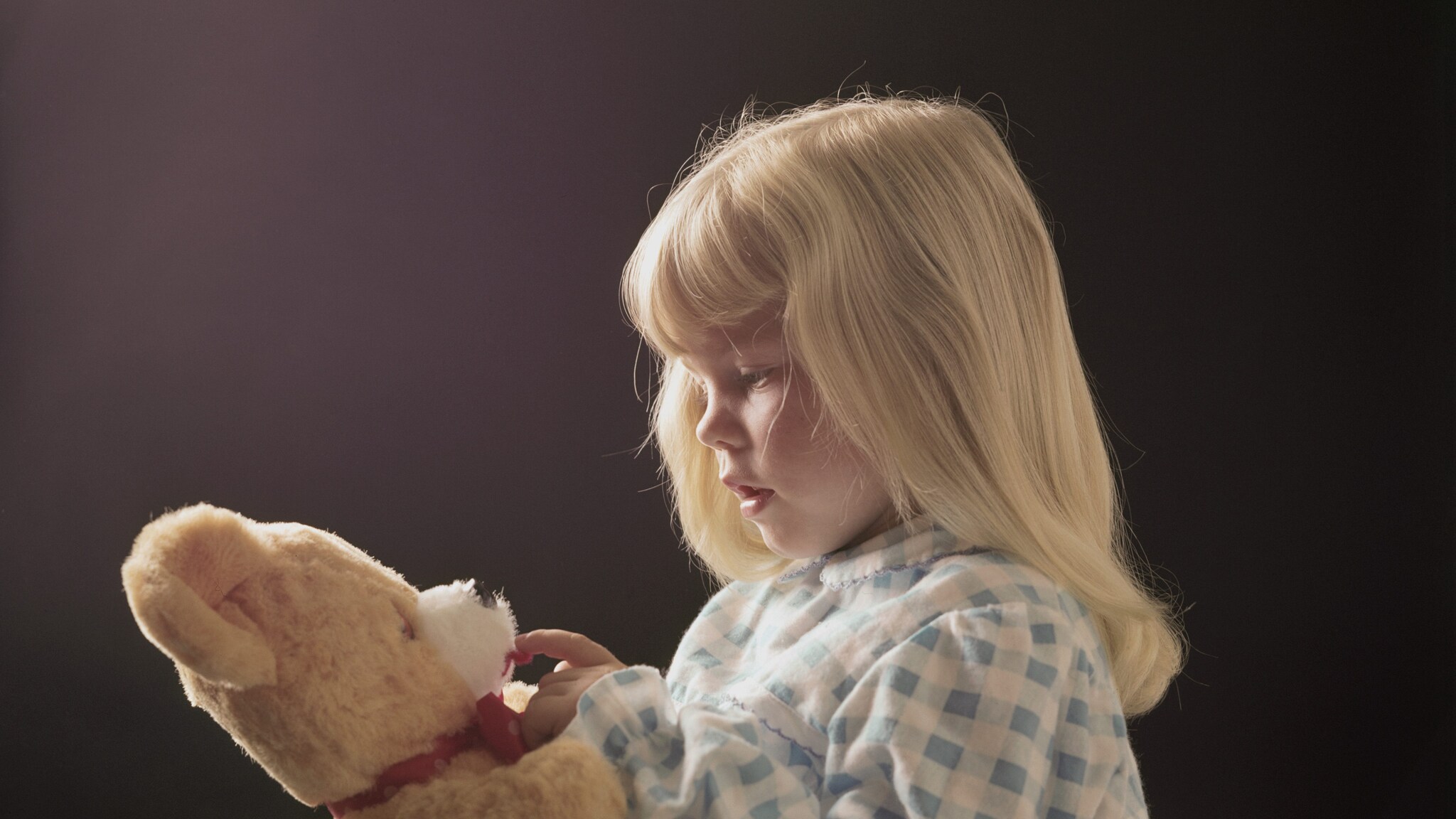 bimba parla con il suo orsacchiotto