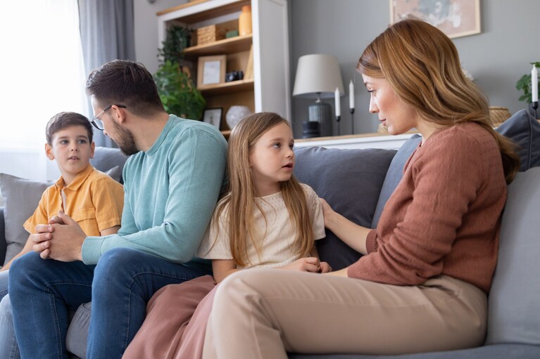 genitori parlano con i figli