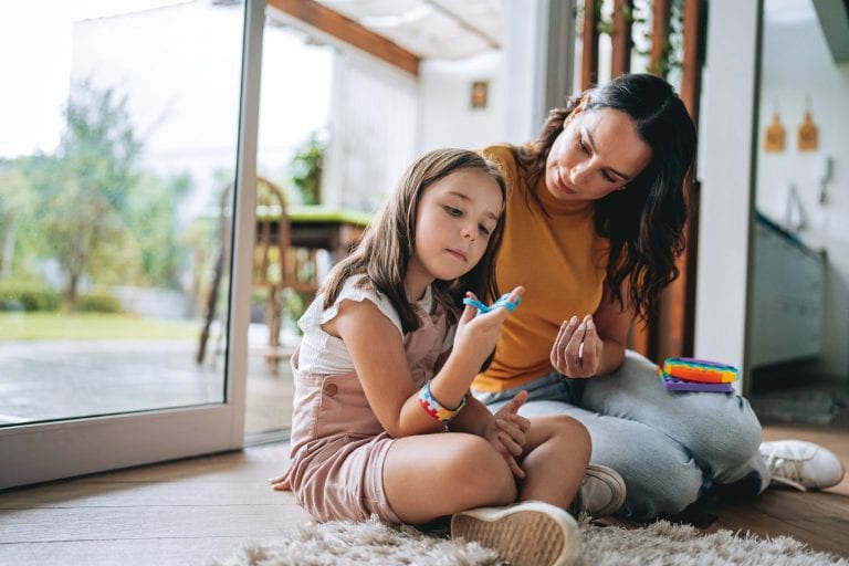 Perché i bambini ripetono sempre le stesse cose: cos’è l’ecolalia e