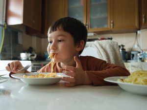 a casa nostra si cena alle quattro del pomeriggio la nuova moda delle mamme americane impazza sui social