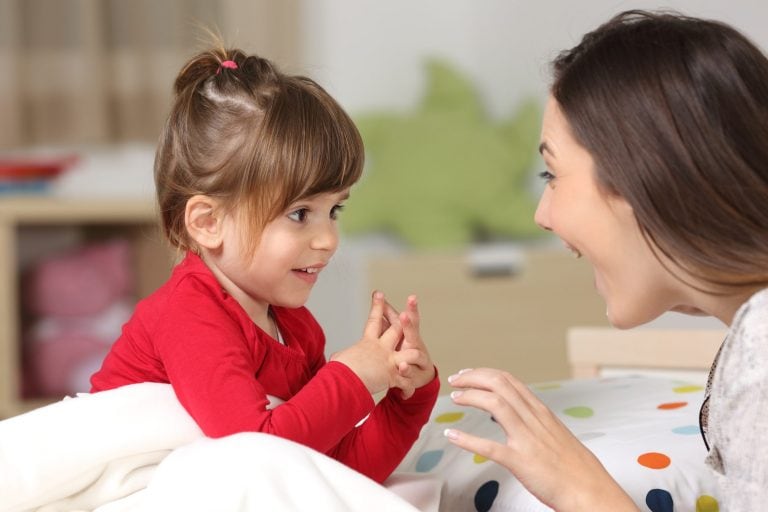 Perché i bambini ripetono sempre le stesse cose: cos’è l’ecolalia e