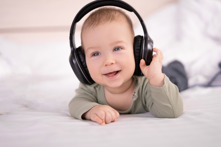 bimbo ascolta la musica