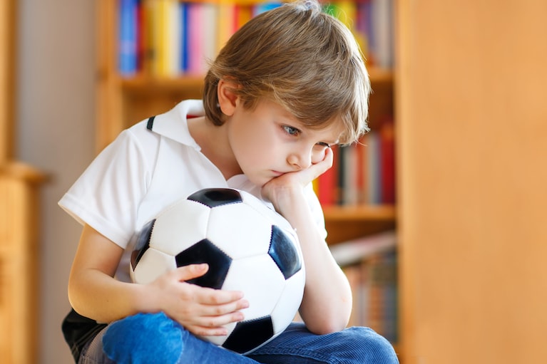 bimbo triste con il pallone