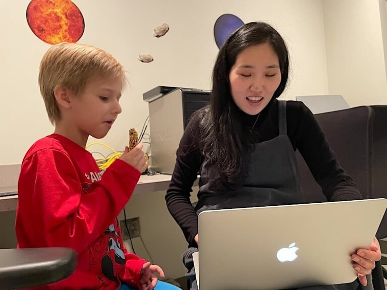 Yaelan Jung presenta a un partecipante allo studio il mondo virtuale di Tiny Town. "È affascinante esplorare come gli esseri umani utilizzino diverse parti del cervello per comportamenti complessi e come questi diversi sistemi neurali si attivino durante lo sviluppo", afferma. (Laboratorio Dilks)
