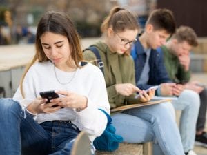perch233 gli adolescenti vogliono sempre essere localizzati e quali sono i rischi la parola alle esperte