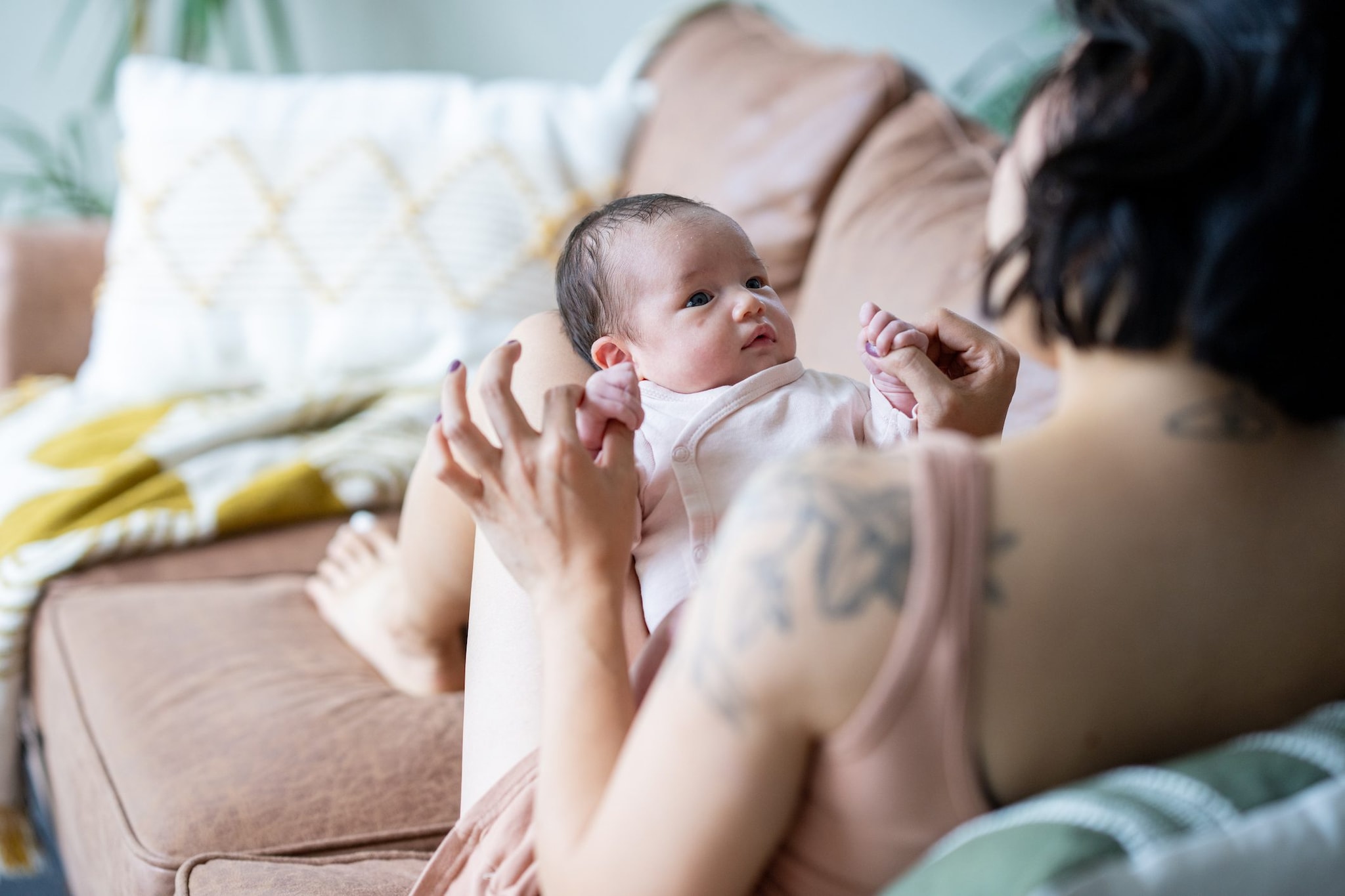 Se il Baby Blues si esaurisce nel giro di pochi tempi, la depressione post partum è una condizione ben più duratura e seria che influisce negativamente sul rapporto madre–figlio e sulla qualità delle cure materne