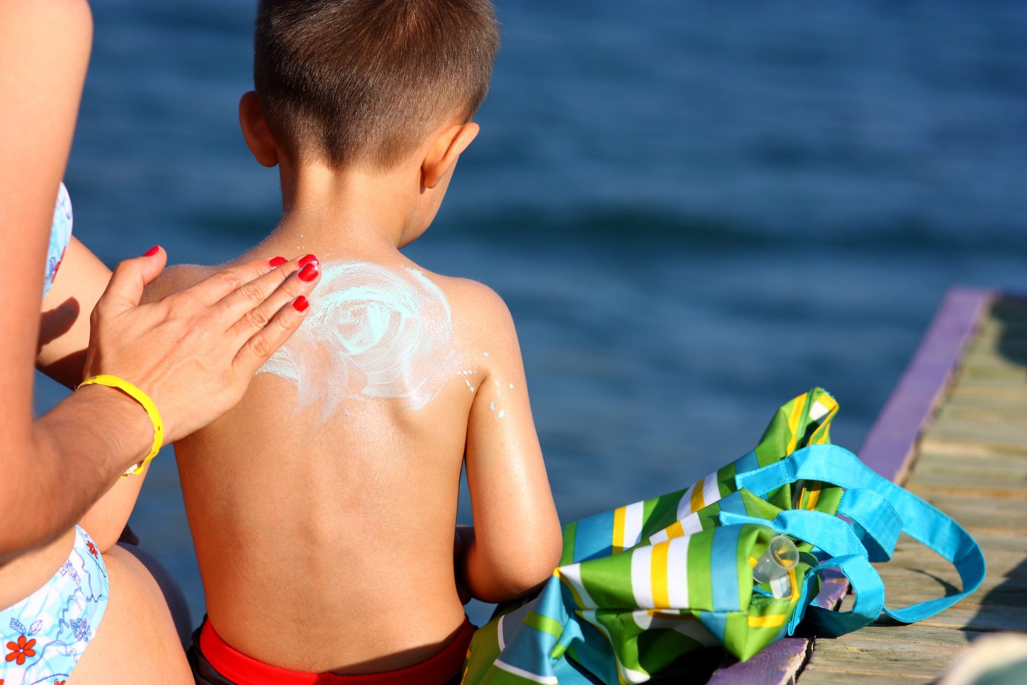 La crema solare è un prodotto indispensabile per proteggere la pelle dei bambini in estate ed evitare scottature