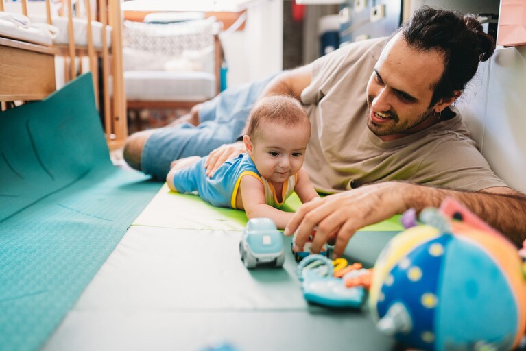 Bambino strisce e si muove