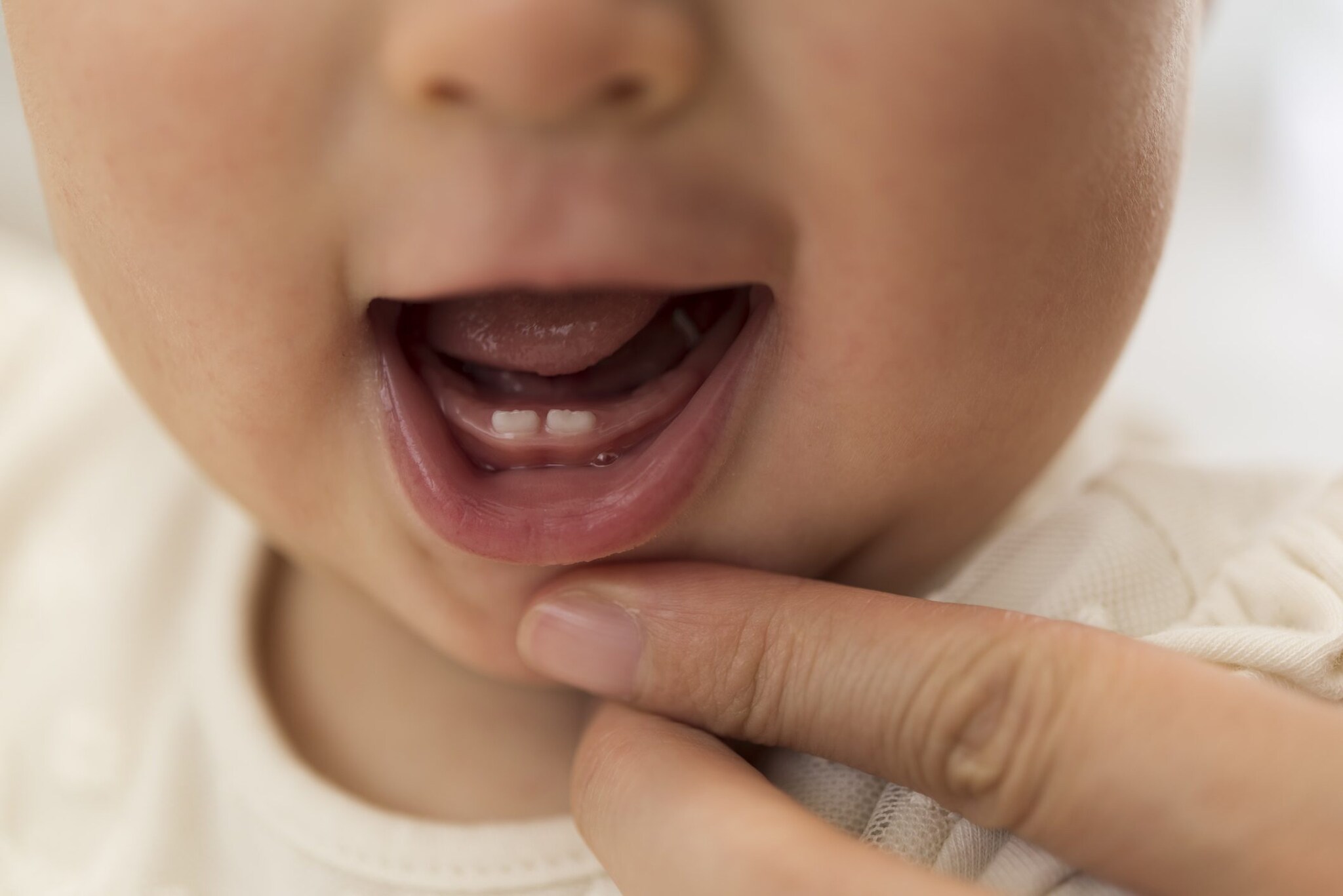 Normalmente gli incisivi centrali inferiori sono i primi denti da latte a spuntare