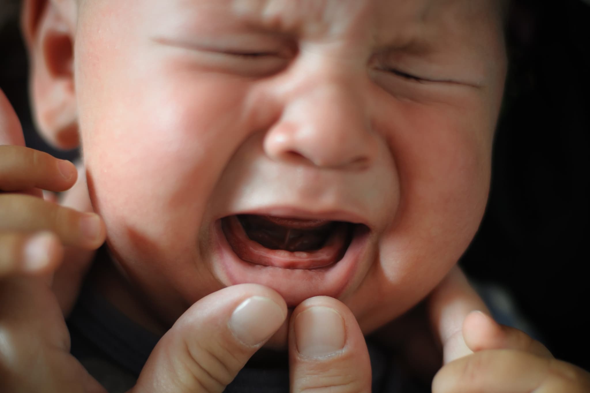 La dentizione dei bambini è una fase accompagnata da pianti frequenti e picchi di irritabilità