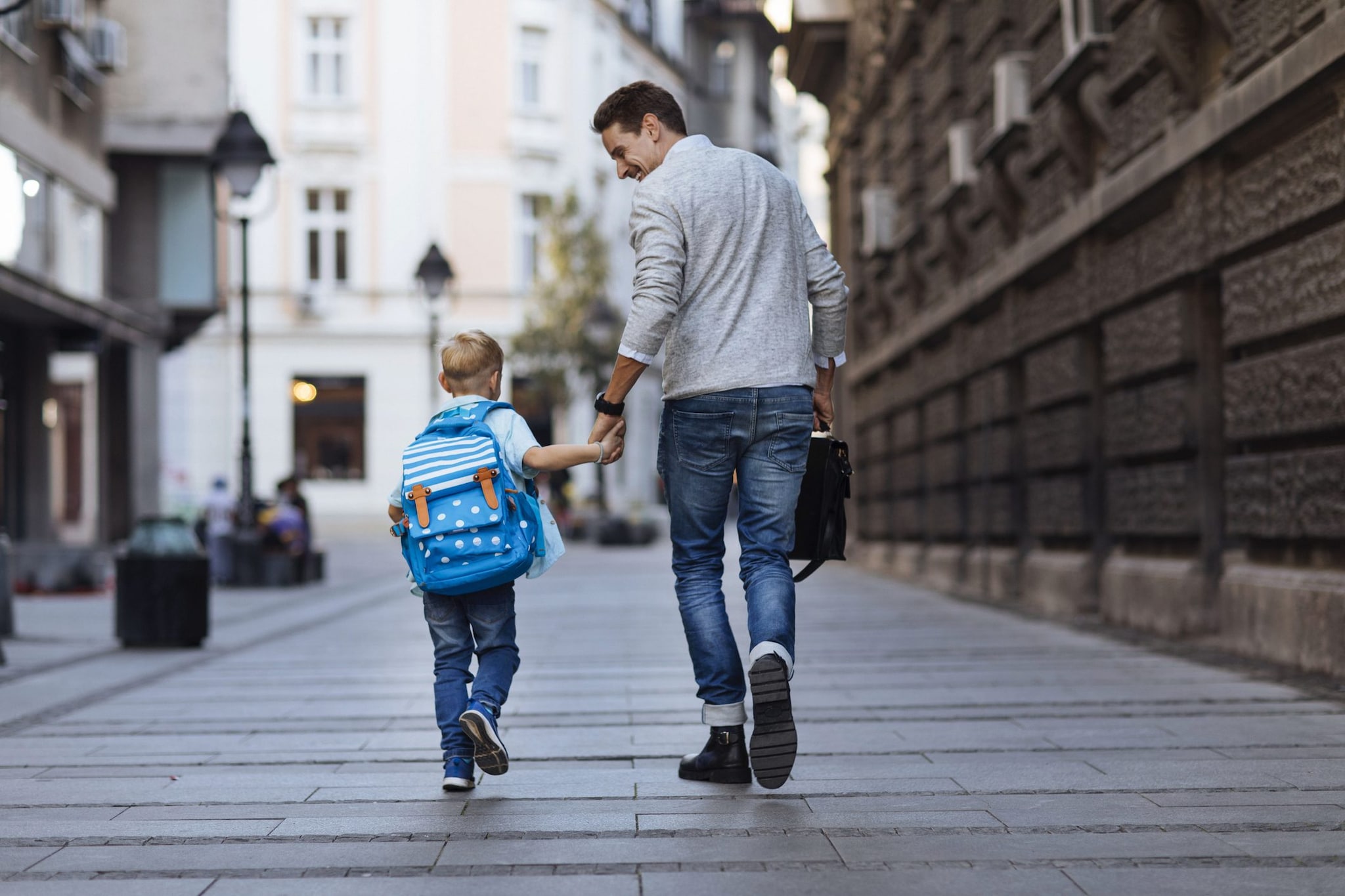 I bambini delle elementari non dovrebbero mai recarsi a scuola da soli