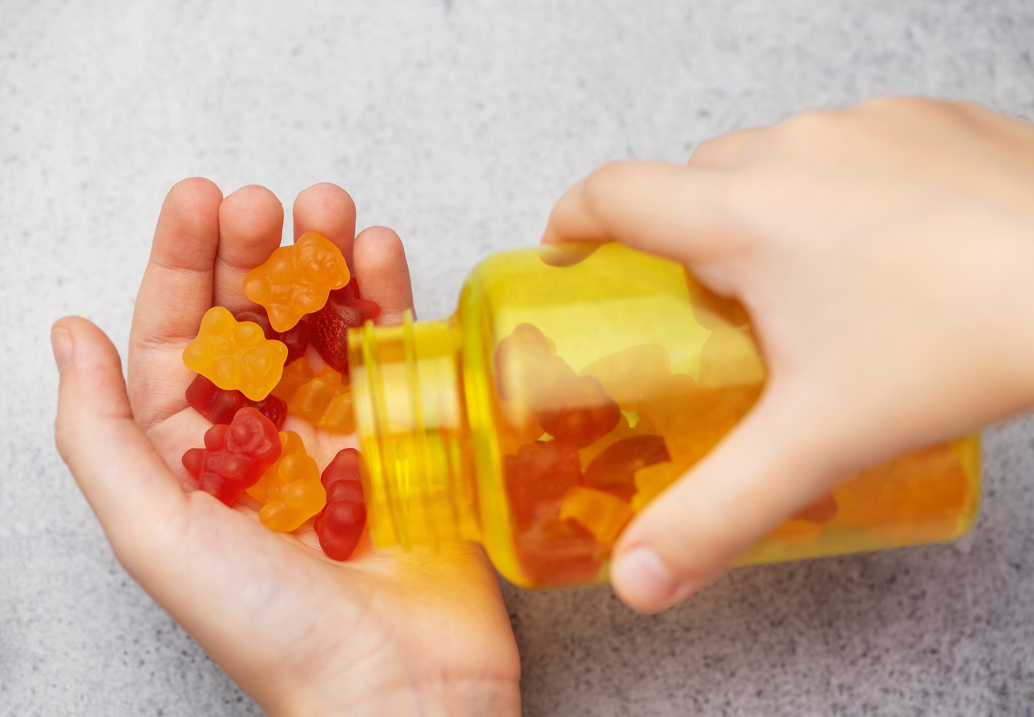 Gli integratori – se concordati con il pediatra – possono permettere ai bambini vegani di raggiungere il loro fabbisogno di nutrienti