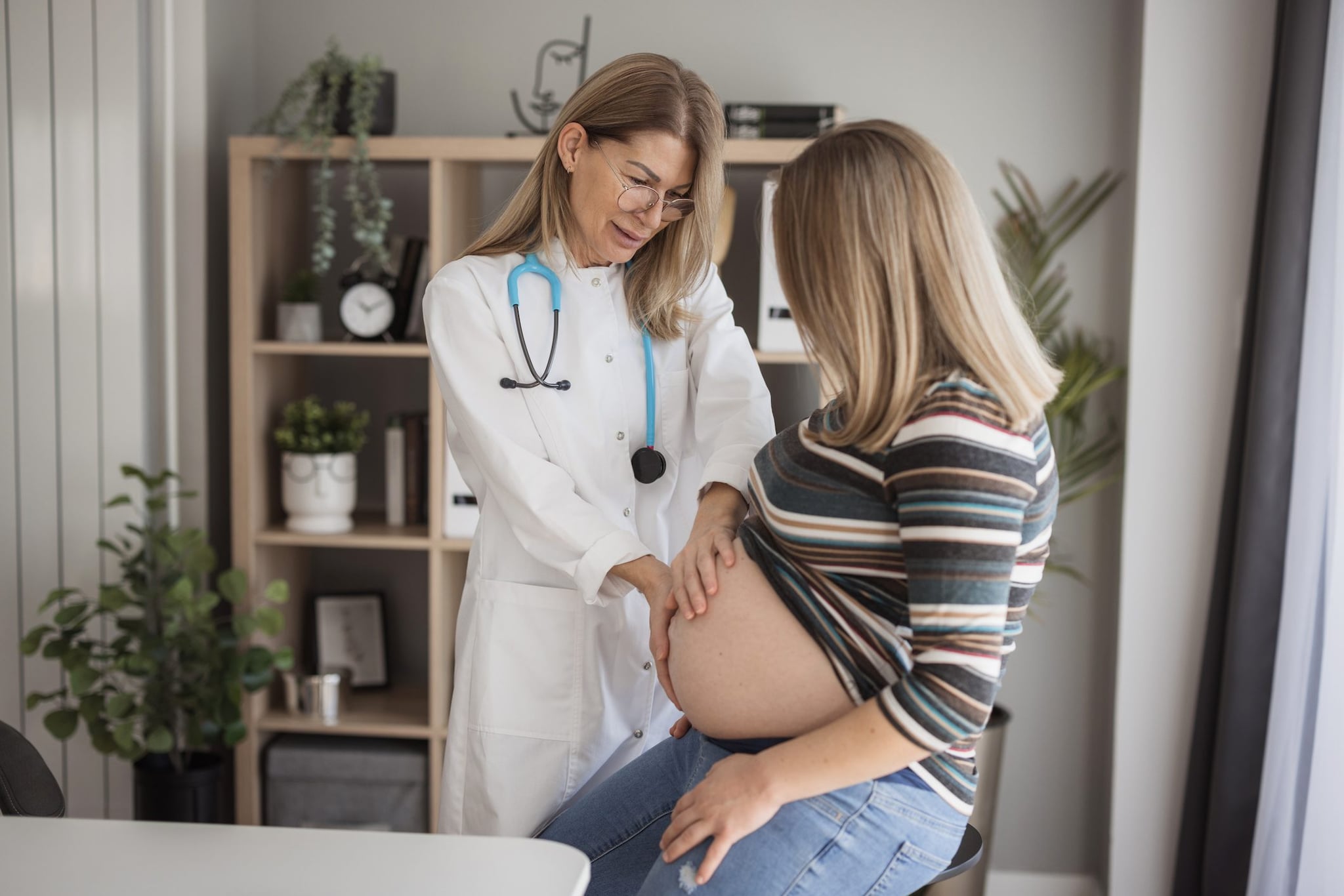La maternità anticipata può essere richieste da tutte le lavoratrici italiane, purché si trovino nelle condizioni specificamente individuate dalla legge