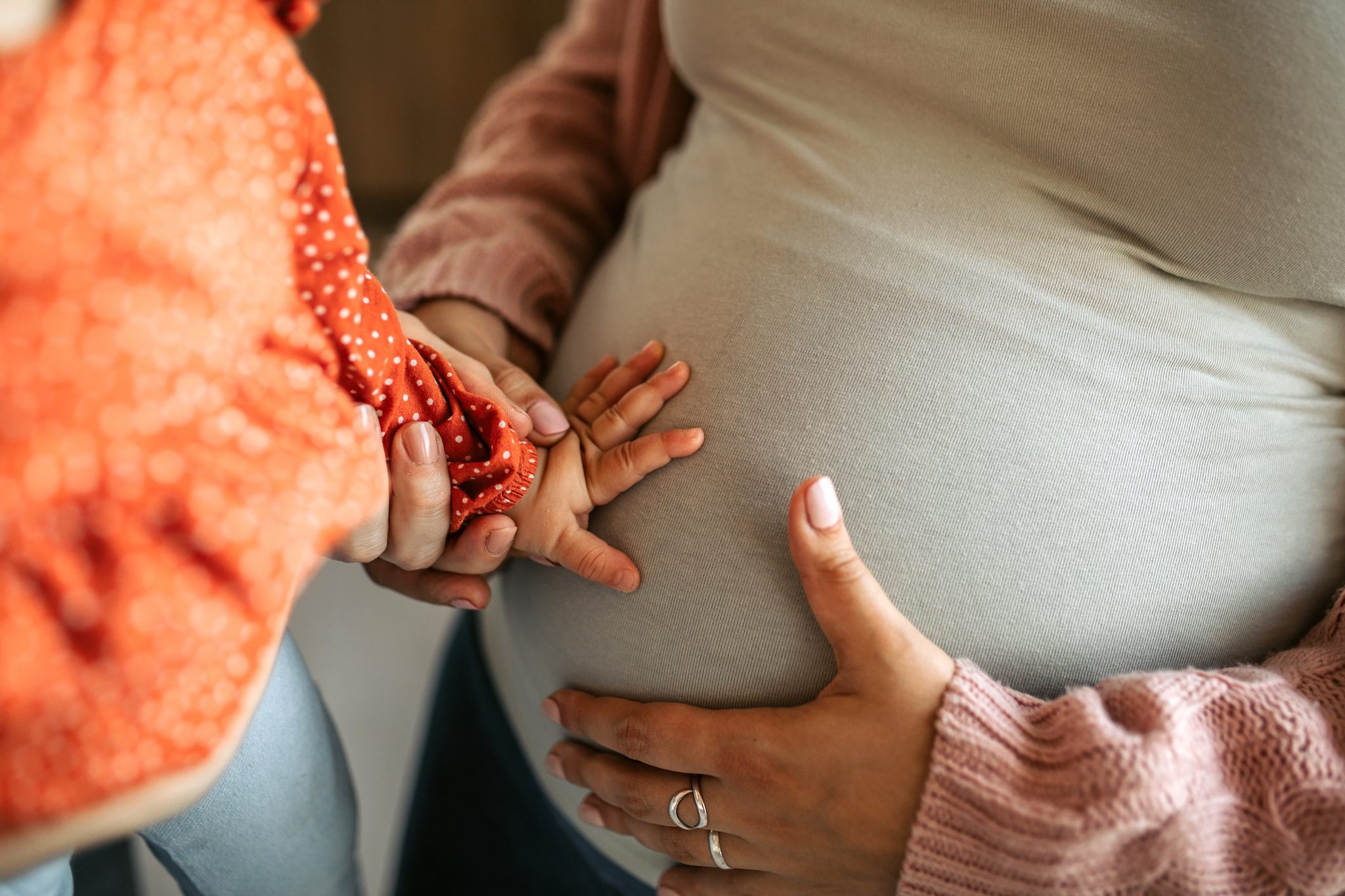 Gli esperti suggeriscono di far passare almeno 12–18 mesi tra una gravidanza e l’altra, ma molto dipende dai tempi individuali di recupero fisico e mentale