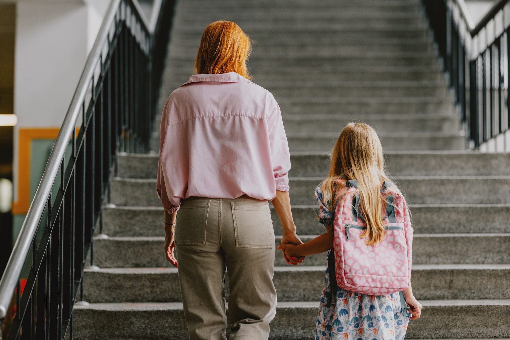Facilitare la vita ai figli può sembrare una premura doverosa, ma nel lungo periodo priva i bambini della possibilità di imparare a cavarsela da soli