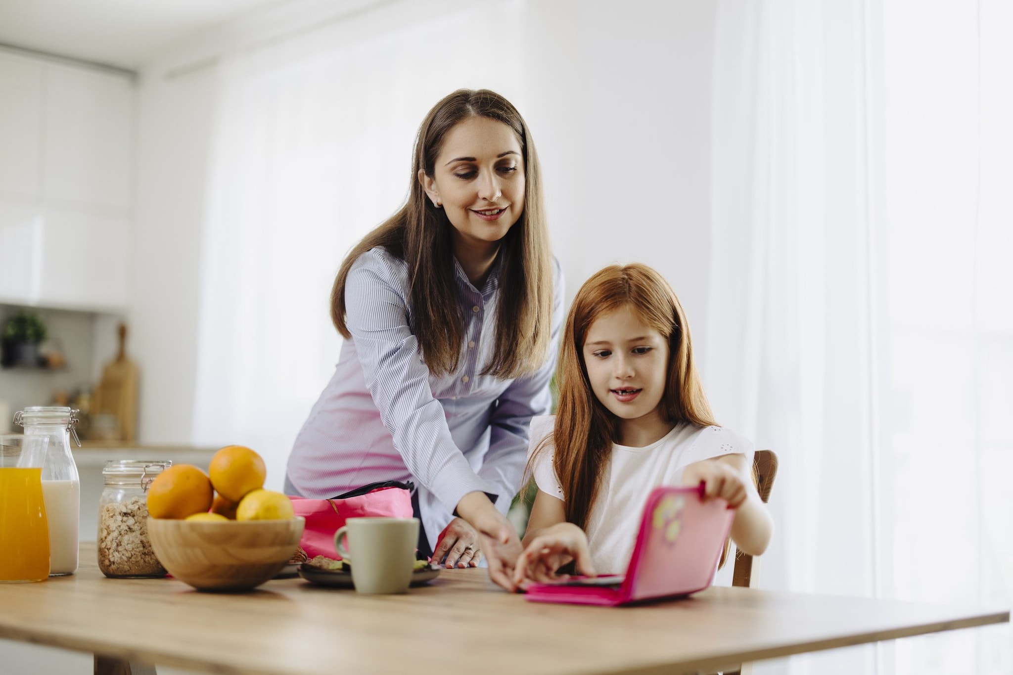 Al mattino bisogna prepararsi per affrontare al meglio la giornata. Al pomeriggio invece, è bene che il bambino possa svagarsi per ricaricare le pile