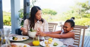 I genitori ossessionati dalla dieta sana possono fare più male che bene ai figli: lo studio