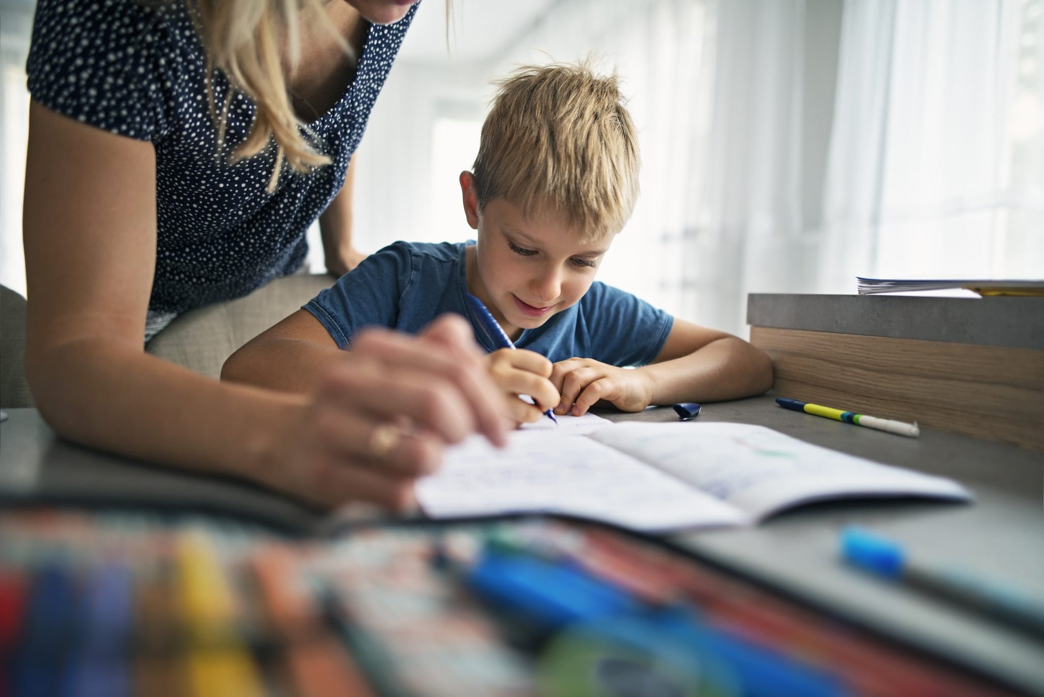 Un genitore può aiutare i figli a trovare un metodo di studio o a superare uno scoglio temporaneo nel corso di un esercizio, ma non dovrebbe mai fare i compiti al posto suo