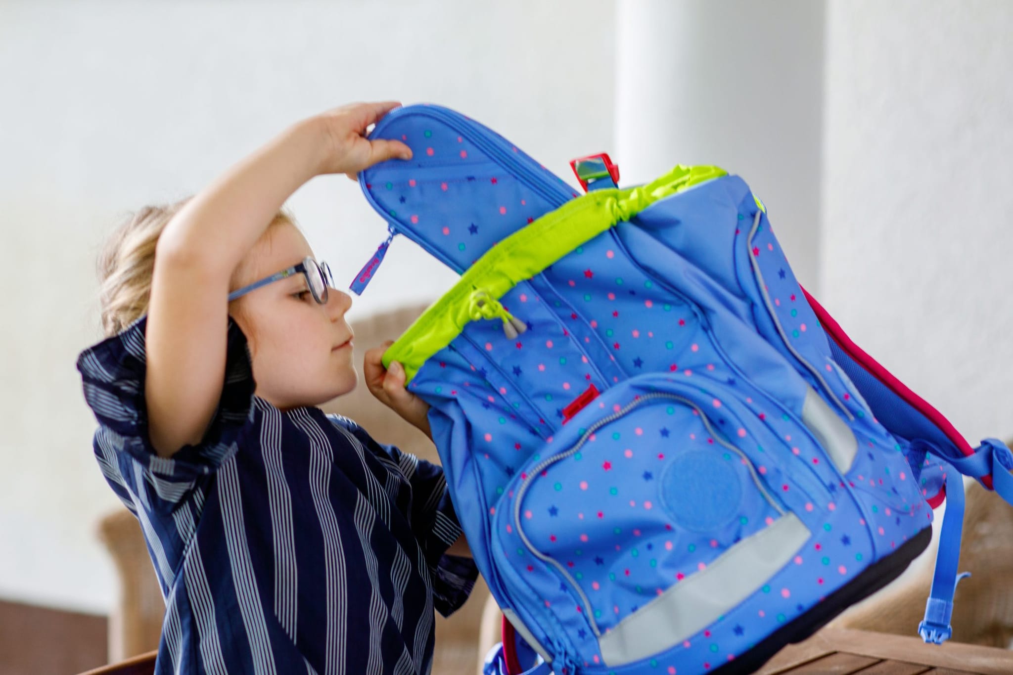 Lo zaino di scuola deve contenere tutto il necessario per le lezioni, ma non deve mai essere troppo pesante.