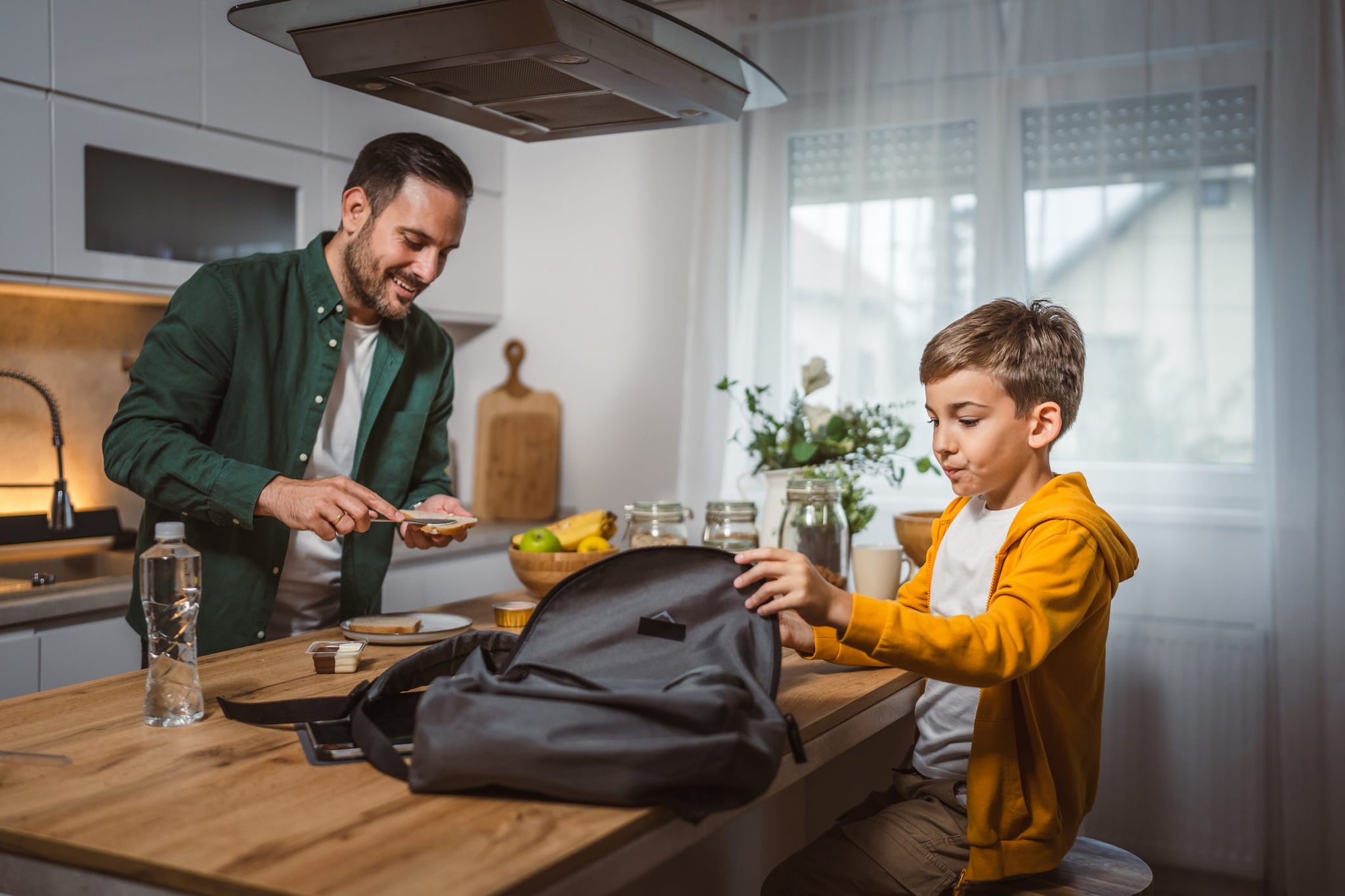 Al mattino lo zaino dovrebbe già essere pronto, tuttavia, almeno per i primi anni, i genitori possono approfittare della colazione per fare una rassegna dell’occorrente insieme ai figli per assicurarsi che tutto sia al proprio posto