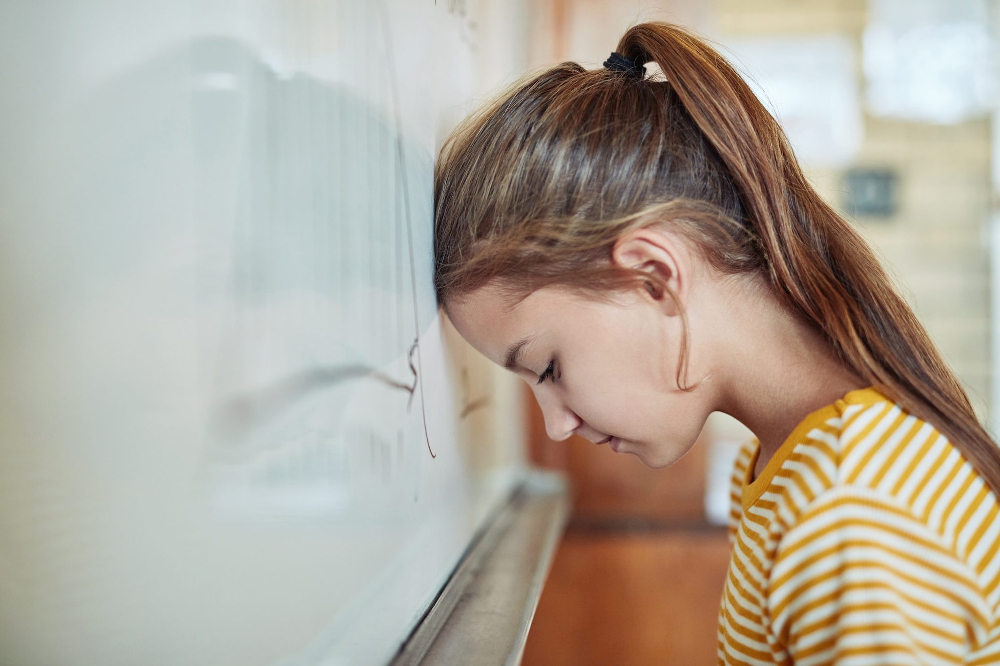 L’ADHD di solito si manifesta già durante l’infanzia, tuttavia i suoi sintomi possono essere attenuati e mostrarsi con maggiore evidenza negli anni successivi