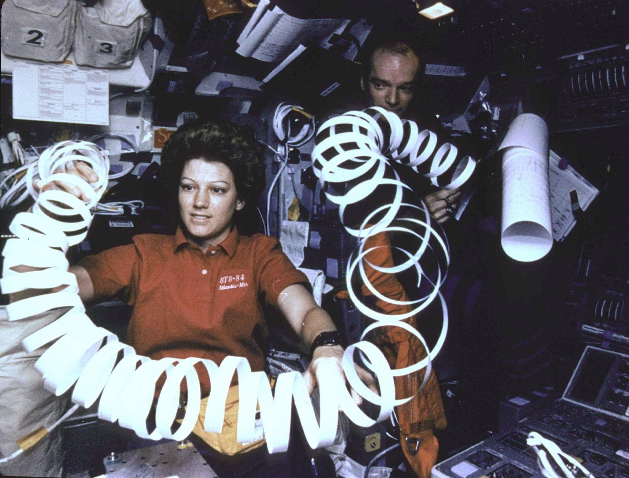 Eileen Collins nel 1997, durante la missione Atlantis.