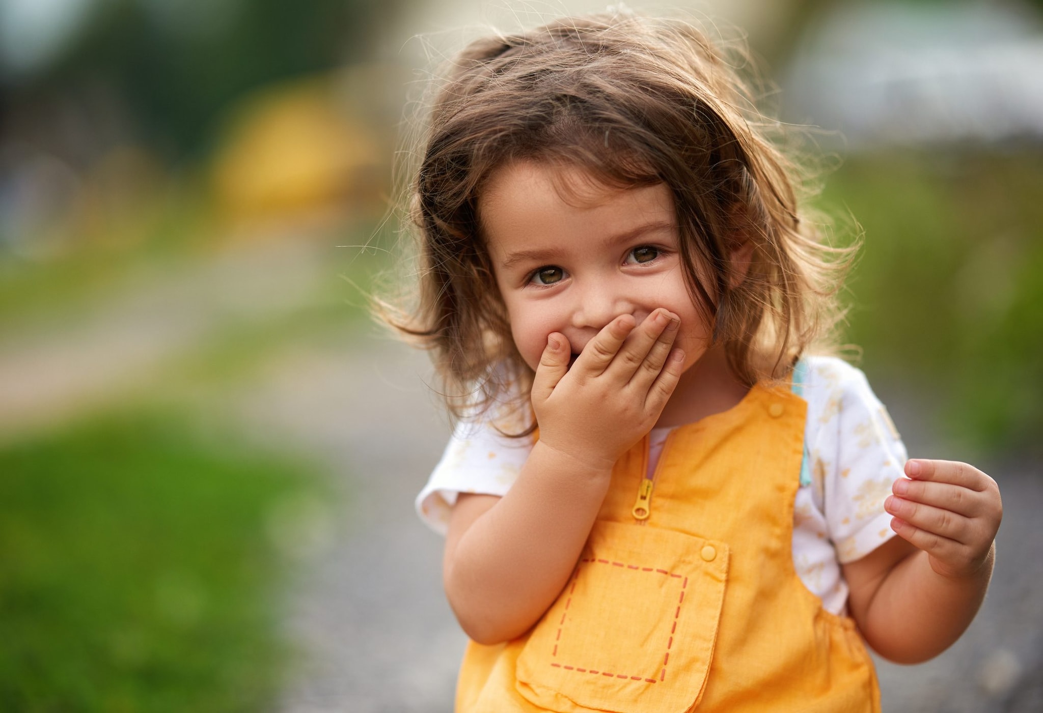 I bambini piccoli spesso trovano divertenti argomenti che provocano reazioni "scandalizzate negli adulti"