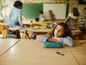 bambina-sola-amicizia-compagni-scuola-300x225.jpg