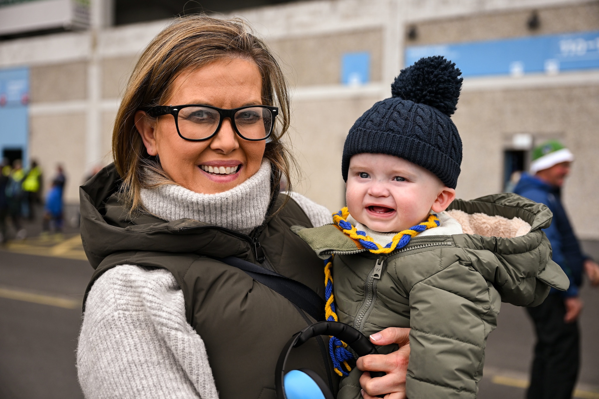 Se si desidera portare i bambini piccoli allo stadio, le cuffie antirumore sono caldamente consigliate per proteggere le orecchie dei piccoli