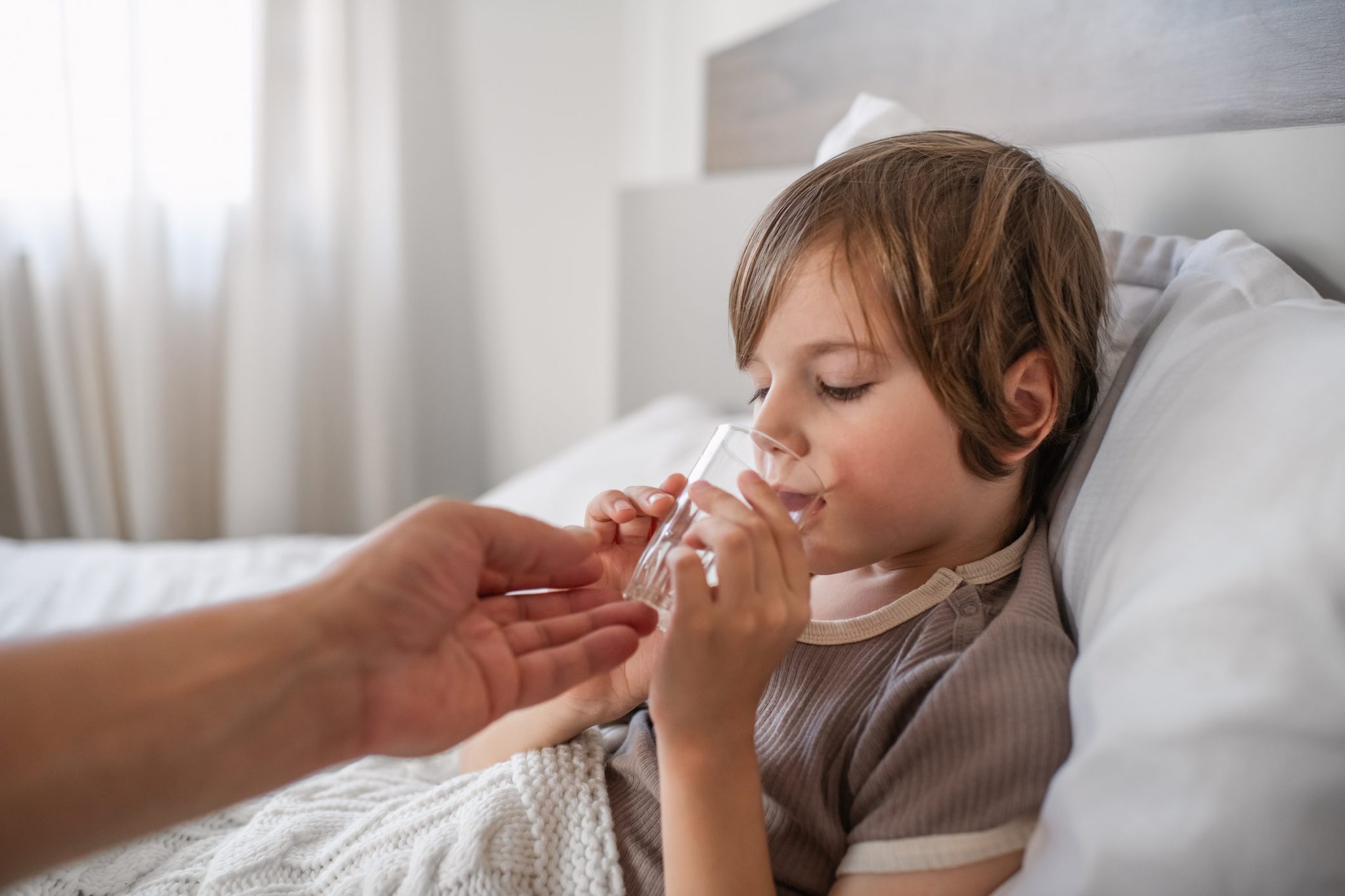 Bere liquidi è importante quando il bambino ha la febbre.