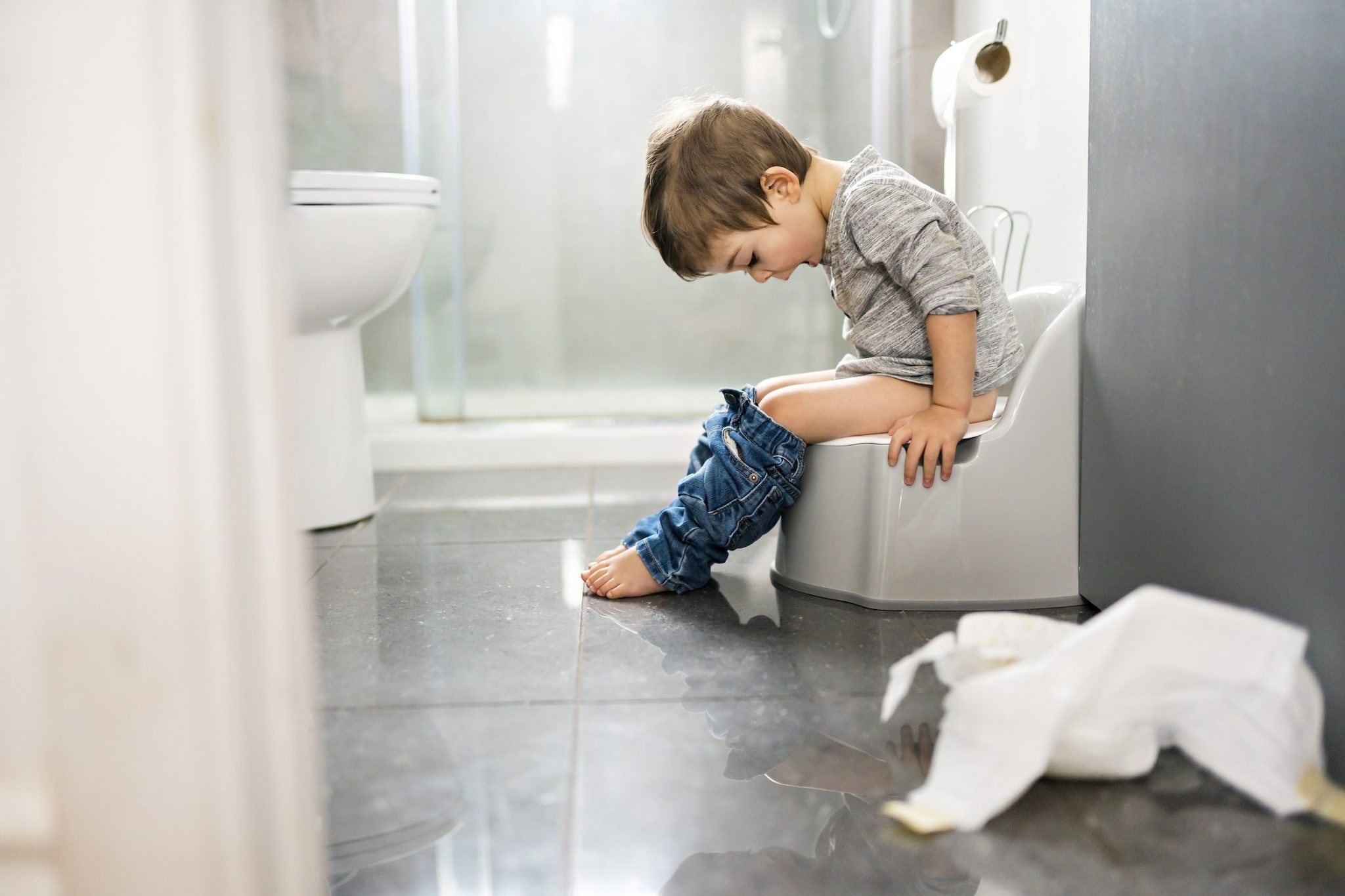 Durante la prima infanzia i bambini imparano a conoscere il proprio corpo, incluse tutte quelle esperienze legate alle deiezioni e ai rumori fisiologici