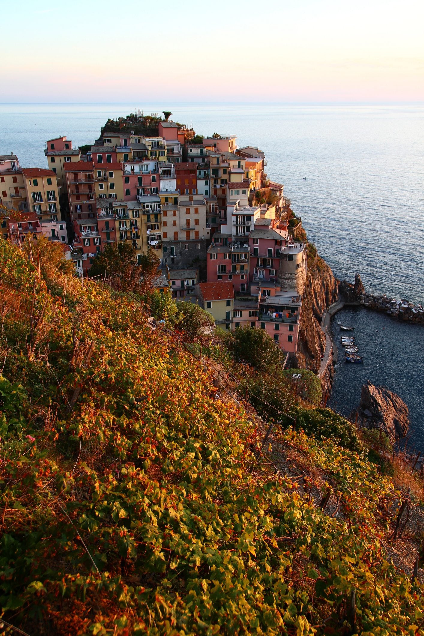Veduta del borgo di Riomaggiore (Cinque Terre) in ottobre.