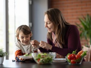 convincere-bambini-mangiare-verdure-300x225.jpg