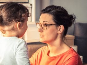 Le 6 frasi insospettabili che reprimono i sentimenti dei figli, ma che i genitori continuano a dire
