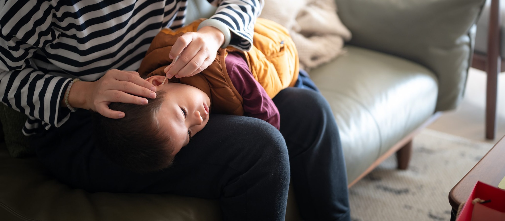 Usare i cotton fioc può danneggiar l’orecchio dei bambini