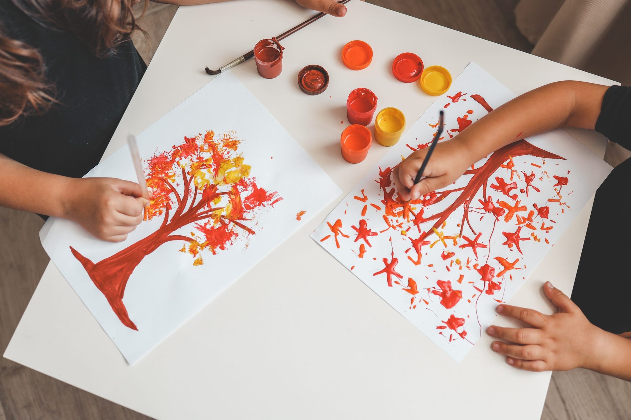 Un albero autunnale dipinto con colori a tempera