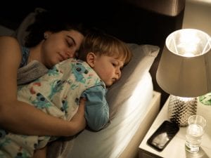 madre-dorme-figli-300x225.jpg