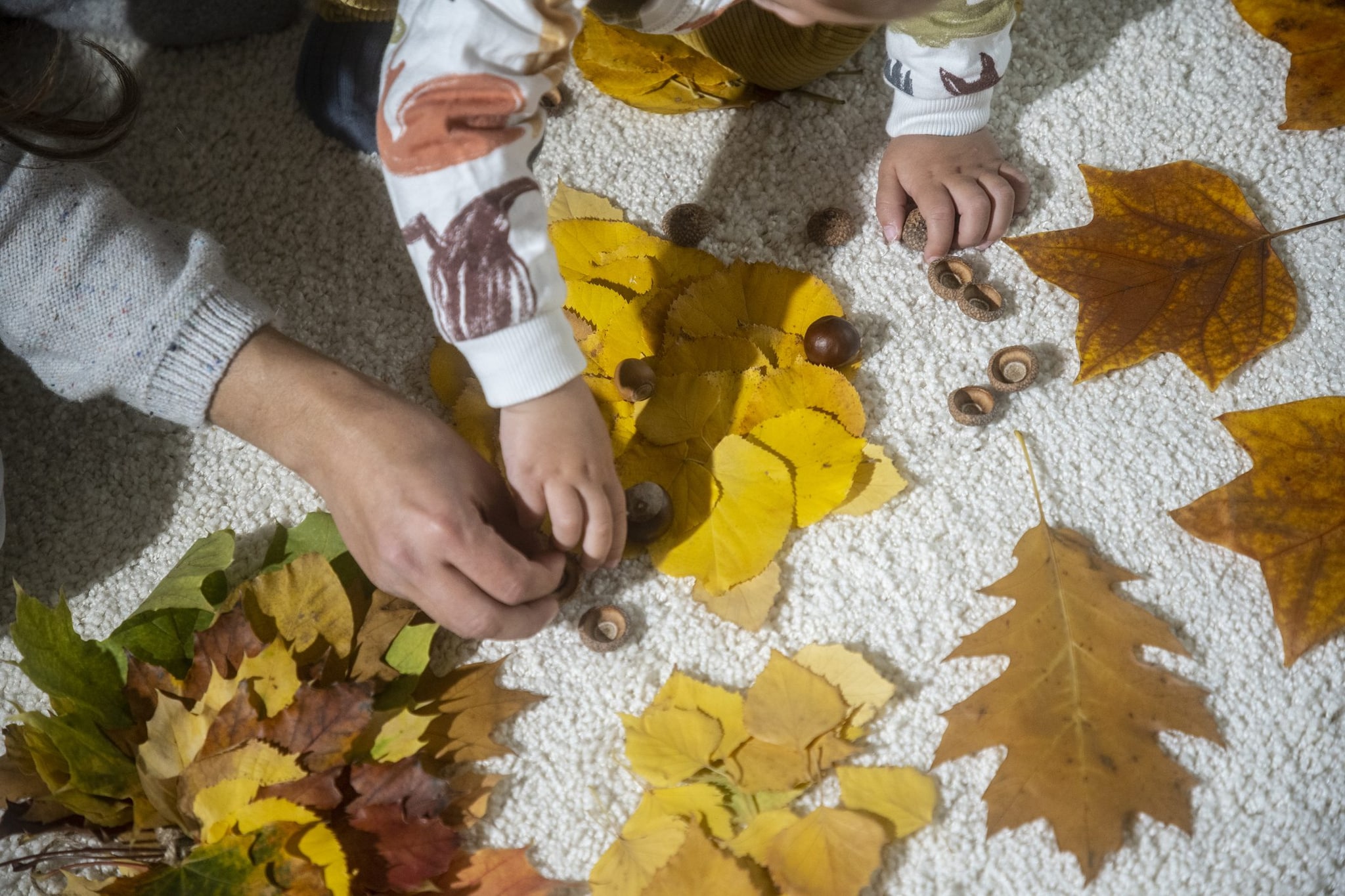 Le maschere possono essere realizzate con foglie, castagne e ghiande