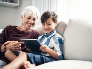 Qual è il ruolo dei nonni nell&#8217;educazione dei nipoti agli schermi: la teoria della &#8220;mediazione secondaria&#8221;