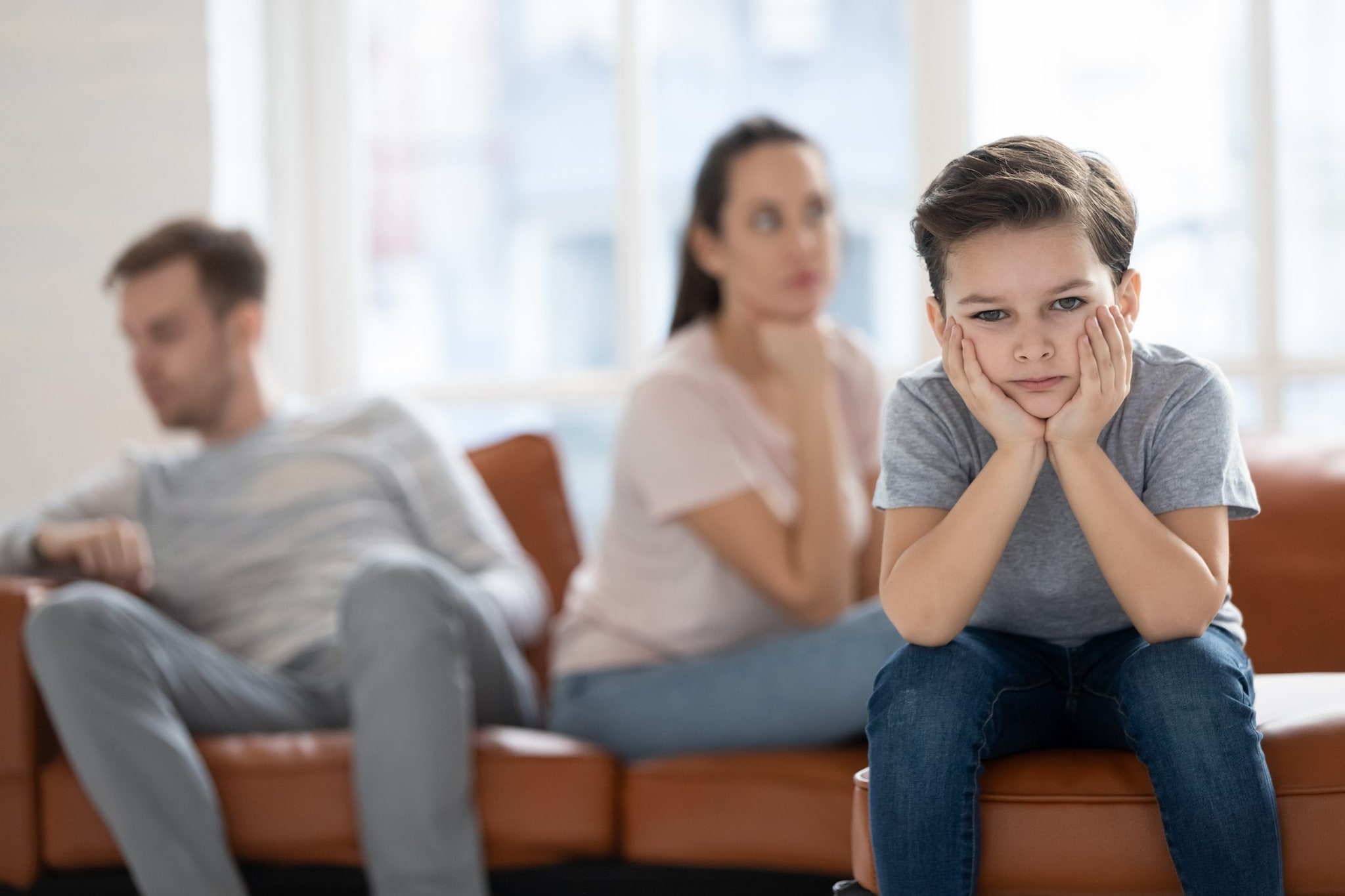 Scegliere le parole giuste, evitando i dettagli più cruenti, può preservare la serenità dei piccoli senza negar loro la verità su quanto sta accadendo