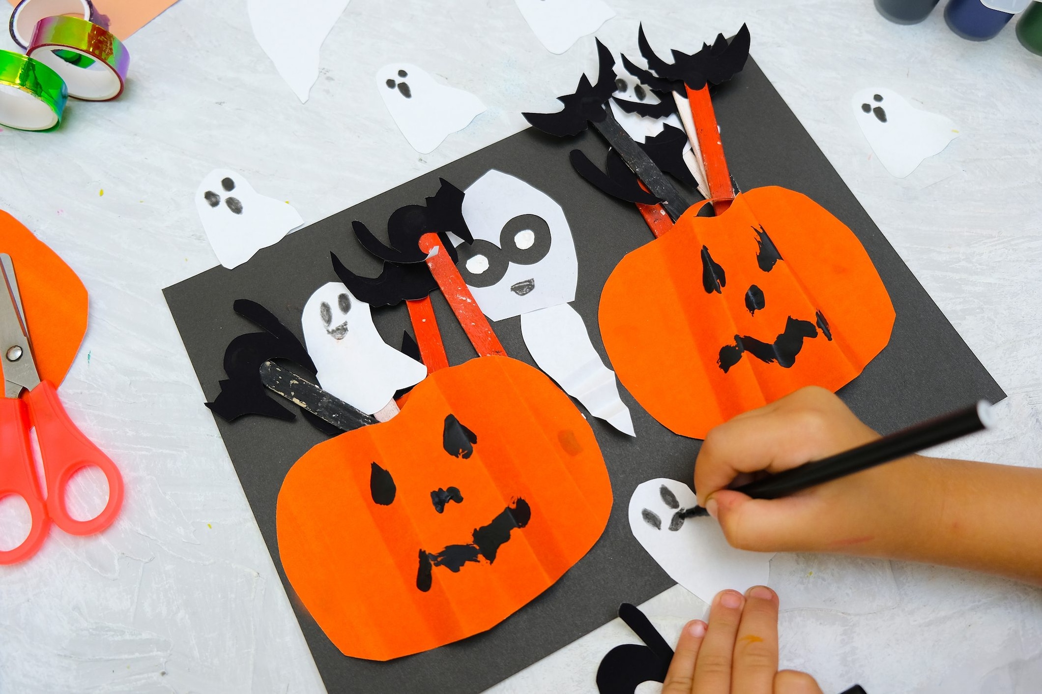 Le zucche di carta possono essere decorate con tantissimi ritocchi creativi