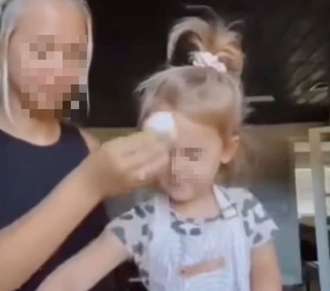 Ancora oggi su TikTok ci si può imbattere nella cosiddetta "Egg Crack Challenge", dove i genitori rompono delle uova sulla fronte dei figli per ottenere una reazione sorpresa.