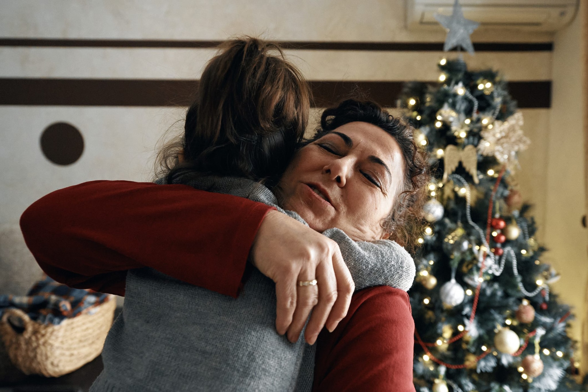 Durante le Feste spesso i bambini vengono invitati a ricambiare l’affetto dei parenti, ma obbligarli a baci e abbracci può trasmettere un messaggio educativo sbagliato