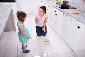 Trattare i figli come ospiti aiuta a non perdere la calma quando combinano un guaio: il trucco di una mamma