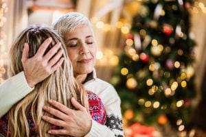 Perché torniamo adolescenti quando visitiamo i genitori? Cos'è la regressione delle feste e come gestirla