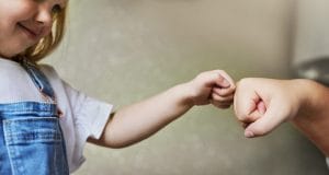 "Non stiamo crescendo una figlia perfetta, ma sicura": la lezione di autostima a una bimba diventa virale