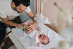 Addio al papà solo soldi e lavoro: perché i nuovi padri sono i più presenti di sempre