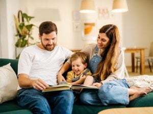 Bastano 15 minuti per potenziare empatia e creatività nei bimbi: tutti i benefici della favola della buonanotte