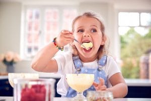 "Mai dire che un cibo è buono o cattivo": i consigli delle psicologhe sul rapporto tra bambini e alimentazione