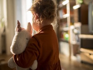 Scopre il tumore all’occhio della figlia grazie a una foto: un bagliore bianco aveva insospettito la madre